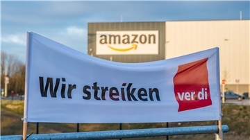 Ein Verdi Banner mit der Aufschrift: „Wir streiken“ steht vor dem Amazon-Logistik-Zentrum.
