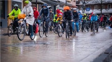 Fußgänger und Radfahrer demonstrieren für die Verkehrswende in Bremerhaven Fahrraddemo auf dem Weg Richtung Prager Straße