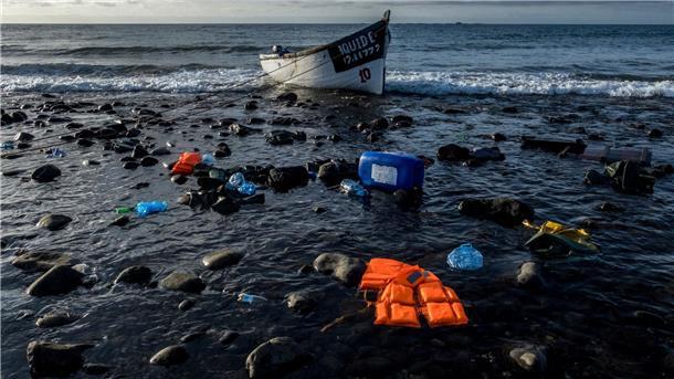 Ein verlassenes Holzboot, mit dem Flüchtlinge über das Meer gefahren sind: Laut der UN-Organisation für Migration liegen die wahren Opferzahlen wahrscheinlich höher als die registrierten.