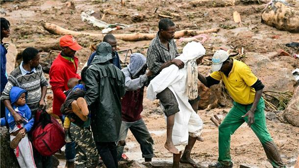 Opferzahl von Zyklon „Freddy“ steigt auf über 260 Ein verletzter Mann wird in Malawi über eine Behelfsbrücke getragen.