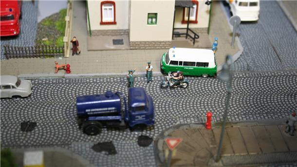 Ein verstecktes Gimmick auf der Anlage: Zwei Volkspolizisten (Vopos) kontrollieren einen Motorradfahrer aus dem Westen.