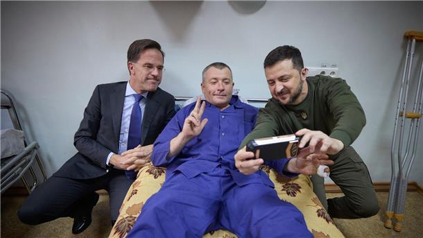 Krieg gegen die Ukraine: So ist die Lage Ein verwundeter ukrainischer Soldat macht ein Selfie mit Präsident Wolodymyr Selenskyj und dem niederländischen Regierungschef Mark Rutte, der zu Besuch in der stark von russischen Luftangriffen betroffenen Hafenstadt Odessa ist.