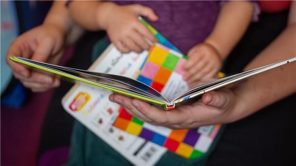 Nahaufnahme von Kinderhänden, die einige Bücher halten