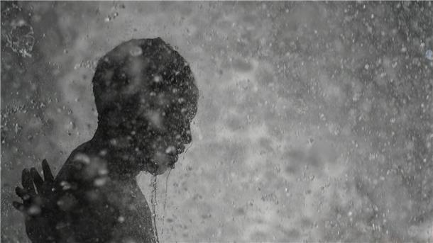 Ein Vodou-Pilger badet in einem Wasserfall, dem reinigende Kräfte zugesprochen werden. Die alljährliche Zeremonie findet zu Ehren von Haitis berühmtester Schutzpatronin „Our Lady of Mount Carmel“ statt. Diese wurde als Liebesgöttin in die haitianische Vodou-Kultur integriert.