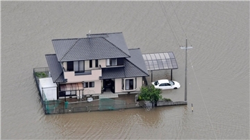 Ein vom Hochwasser umschlossenes Haus in Toyokawa.