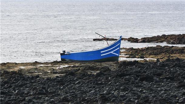 39 Migranten tot: Ermittlungen wegen unterlassener Hilfe Ein von Flüchtlingen verlassenes Boot an einem Strand in Spanien. (Symbolbild).