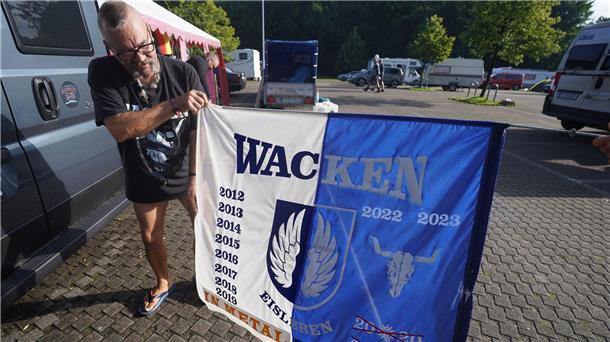Metalfans feiern in Wacken, aber nicht alle dürfen rein Ein Wacken-Fan, gestrandet in Hamburg am Volksparkstadion.