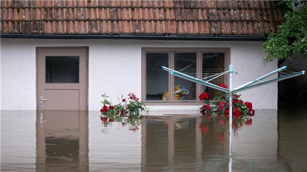 Süddeutschland ächzt unter dem Hochwasser Ein Wäscheständer in einem überfluteten Garten in Reichertshofen.