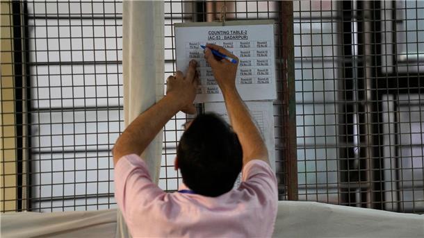Wahl in Indien: Partei von Premier Modi büßt Mandate ein Ein Wahlhelfer markiert eine Tabelle nach der ersten Runde der Stimmenauszählung in einem Auszählungszentrum in Neu-Delhi.