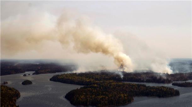 Ein Waldbrand im Norden Manitobas in der Nähe von Flin Flon.