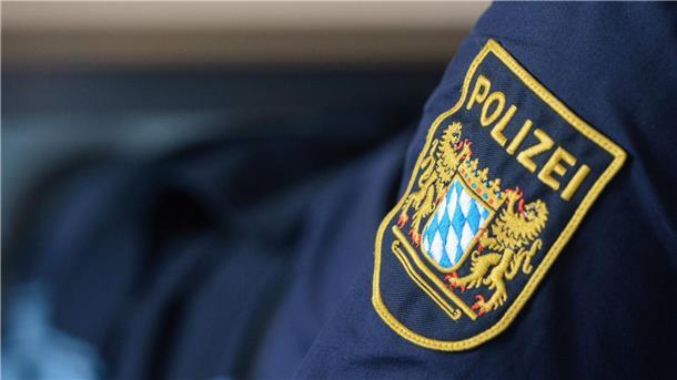 Gewerkschaft klagt: Zu wenige Hosen für Bayerns Polizei Ein Wappen der Bayerischen Polizei an einer Uniform.