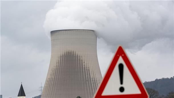 Atomausstieg vollzogen - Historischer Tag für Deutschland Ein Warnschild vor dem Kernkraftwerk Isar 2.
