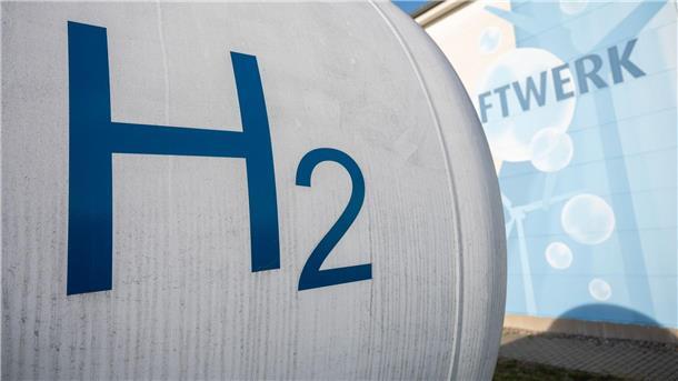 Ein Wasserstoffbehälter auf dem Gelände des Energieunternehmens Enertrag in Brandenburg.