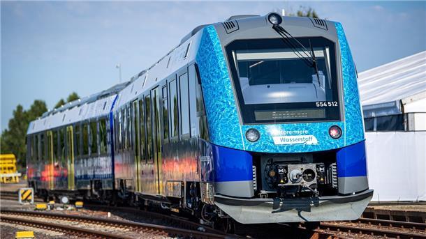 Ein wasserstoffbetriebener Regionalzug steht am Bahnhof Bremervörde. Im Kampf gegen den Klimawandel sollen 14 Wasserstoffzüge die bisherigen Diesel-Züge ersetzen.