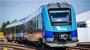 Ein wasserstoffbetriebener Regionalzug steht am Bahnhof Bremervörde. Im Kampf gegen den Klimawandel sollen 14 Wasserstoffzüge die bisherigen Diesel-Züge ersetzen.