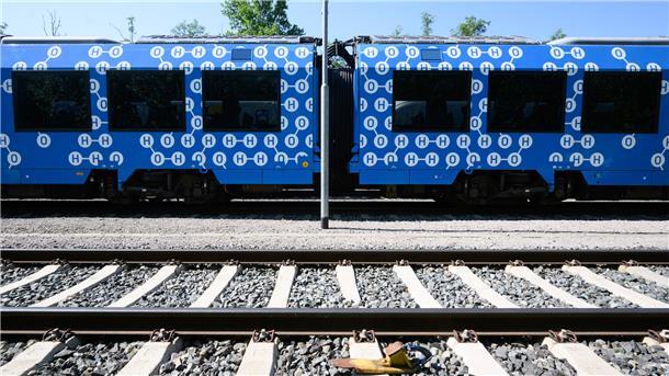 Ein Wasserstoffzug Coradia iLint des Zugherstellers Alstom steht auf dem Werksgelände. Bahnreisende in Niedersachsen sollen von Juni an erstmals regulär mit Wasserstoffzügen fahren. Noch in diesem Jahr sollen die Dieselzüge auf der Bahnstrecke Cuxhaven-Buxtehude durch 14 Wasserstoffzüge ersetzt werden. 