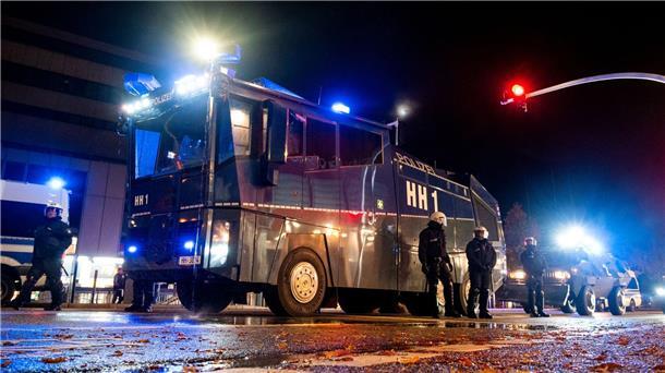 Halloween-Nacht teils mit Krawallen: Wasserwerfer in Hamburg Ein Wasserwerfer der Polizei steht im Stadtteil Harburg bereit. In der Halloween-Nacht ist es in Hamburg zu Ausschreitungen gekommen.