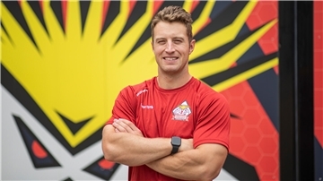 Will Riedell steht vor dem Fanshop der Fischtown Pinguins