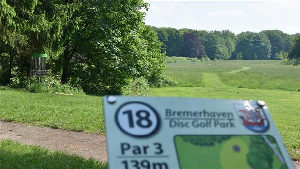 Ein weiteres Highlight des Parks nahe des Bremerhavener Hauptbahnhofs: Auf einer Disc-Golf-Anlage können Besucher eine Frisbee möglichst genau werfen.