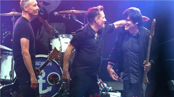 Ein wenig gealtert, mit anderem Bassisten, aber nach eigenem augenzwinkernden Bekunden immer noch die beste Band der Welt (von links): Farin Urlaub, Bela B und Rod Gonzales alias Die Ärzte, hier bei einem Rockkonzert gegen Rechts.