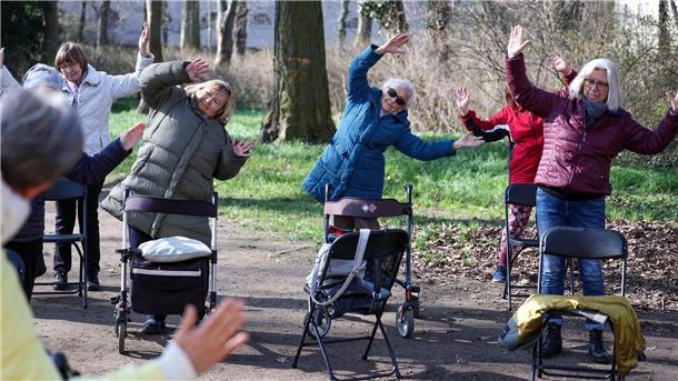 Mit 66 ist noch lange nicht Schluss: Was heißt heute alt? Ein wenig geht immer: Seniorinnen beim Rollator-Yoga im Schlosspark Köthen (Sachsen-Anhalt). (Archivbild)