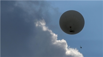Ein Wetterballon mit einer Radiosonde vom Deutschen Wetterdienst (DWD).