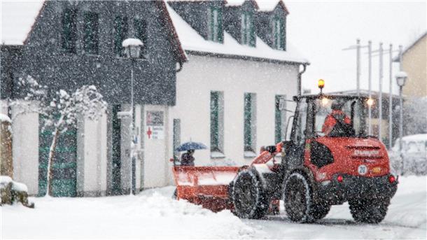 Der Winter meldet sich zurück - Unfälle und Schulausfälle Ein Winterdienstfahrzeug räumt in Untermerzbach (Bayern) den Weg frei.