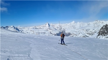 Ein Wissenschaftler steht im schweizer Allalingletscher.