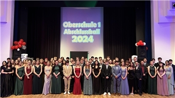 Schülerinnen und Schüler der Oberschule 1 werden verabschiedet. 