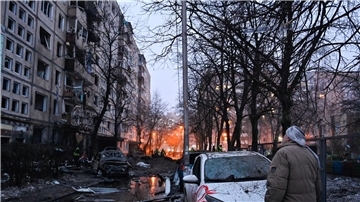 Ein Wohnhaus in Kiew wurde durch einen russischen Raketenangriff beschädigt.