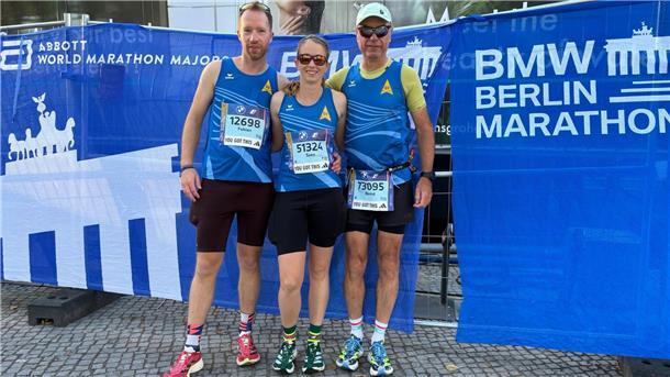 Läufer des SV Nordenham und Blexer TB sind nach Marathon in Berlin stolz Fabian und seine Frau Svea Aßmann sowie Bernd Moje nach dem Berlin-Marathon