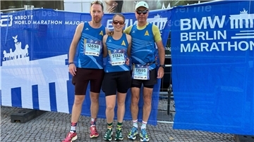 Fabian und seine Frau Svea Aßmann sowie Bernd Moje nach dem Berlin-Marathon