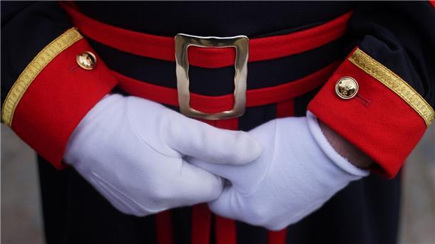 Ein Yeoman Warder, auch bekannt als Beefeater, im Tower of London. Auch auf seiner Uniform ist das neue königliche Wappen bereits angebracht.