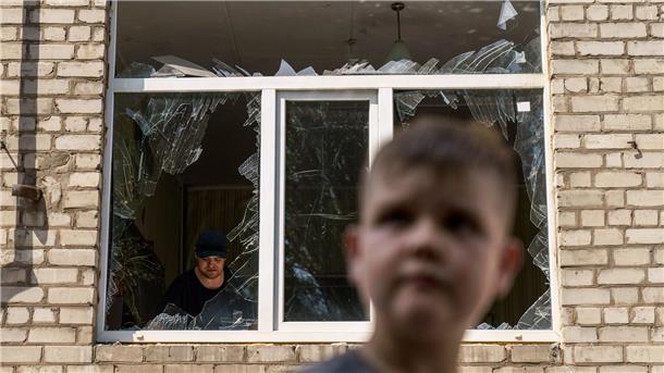 Krisen und Krieg - Geht es zurück in die Vergangenheit? Ein zerbrochenes Fenster nach einem russischen Raketenangriff in Kramatorsk.