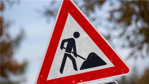 Ein zerkratztes Schild Gefahrzeichen Arbeitsstelle (Zeichen 123) mit dem Piktogramm eines Bauarbeiters zur Beschilderung einer Baustelle. (zu dpa: «Schneller fertig - A7 Richtung Hamburg bei Rendsburg wieder befahrbar») +++ dpa-Bildfunk +++