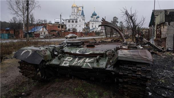 Ein zerstörter Panzer in Swjatohirsk vor einer Kirche.
