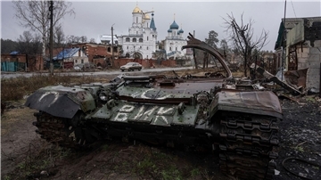 Ein zerstörter Panzer in Swjatohirsk vor einer Kirche.