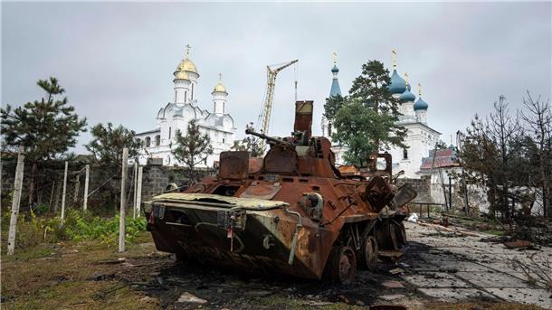 Krieg gegen die Ukraine: So ist die Lage Ein zerstörter russischer Schützenpanzer steht vor einer Kirche in Isjum.