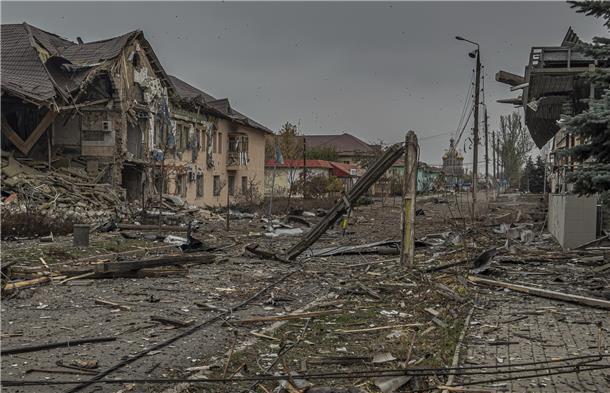 „Ich bin nicht blauäugig - dennoch bleiben Gespräche wichtig“ Eine durch Krieg zerstörte Straße. Ein zerstörter Straßenzug in Kurachowe: Während der Krieg in der Ukraine weiter wütet, fordert Rolf Mützenich neue diplomatische Impulse. „Ich verkenne und leugne weder die Kriegs- und Menschheitsverbrechen durch Wladimir Putin noch die Drohungen aus dem Kreml“, sagt er.
