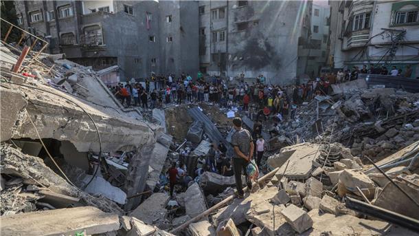 Zwei Hamas-Geiseln frei - „Gipfel für den Frieden“ in Kairo Ein zerstörtes Gebäude in Gaza-Stadt nach einem israelischen Luftangriff.