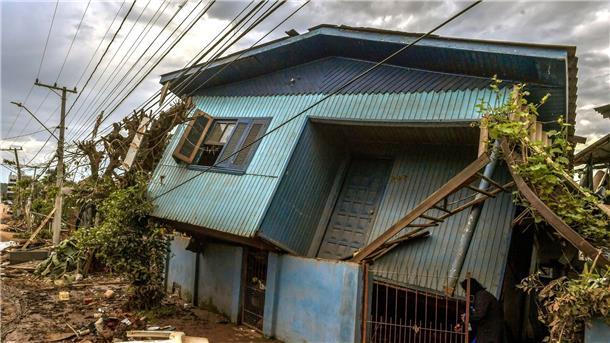 Ein zerstörtes Haus: Die Zahl der Toten ist nach den schweren Unwettern im Süden Brasiliens  weiter gestiegen.