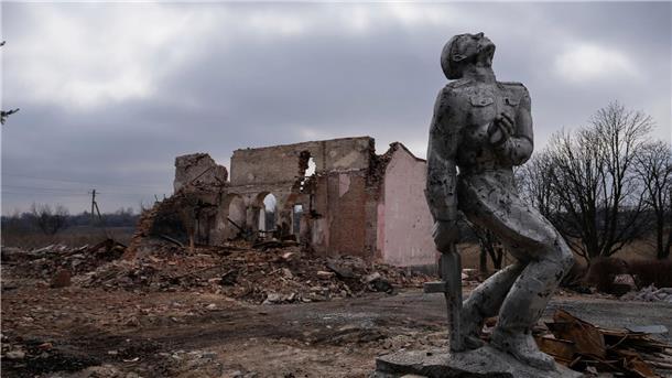 ISW: Russland kann bei weiterer Offensive Richtung wählen Ein zerstörtes Kulturhaus in der Nähe von Awdijiwka: Seit zwei Jahren führt Russland seinen Angriffskrieg gegen die Ukraine.