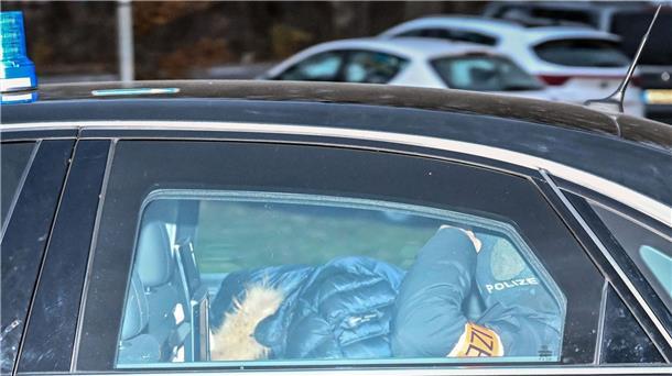 Razzia in „Reichsbürger“-Szene: Suche nach weiteren Spuren Ein ziviles Polizeifahrzeug fährt aus der Außenstelle des Bundesgerichtshof (BGH) in Karlsruhe.