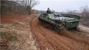 Ein Zivilpanzer verdichtet in Sielmanns Naturlandschaft Döberitzer Heide Trassen, damit sich dort Pfützen für Urzeitkrebse bilden können.