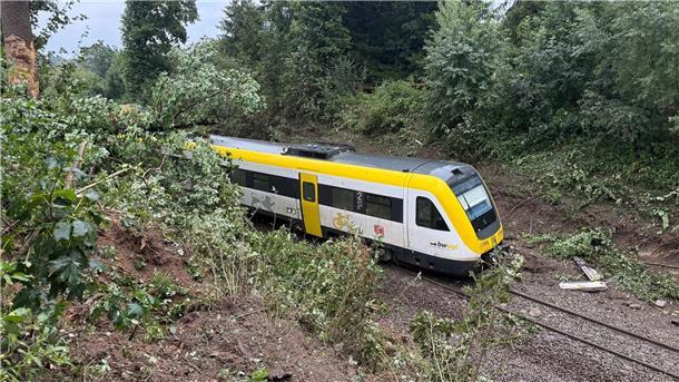 Zugunglück in Baden-Württemberg: Was wir wissen – was nicht Ein Zug mit Fahrgästen an Bord ist in Oberschwaben entgleist.