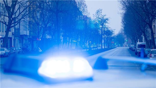 Polizei ermittelt wegen bandenmäßigen Drogenhandels Ein Blaulicht leuchtet auf dem Dach eines Streifenwagens der Polizei.