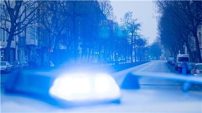 Polizei ermittelt wegen bandenmäßigen Drogenhandels Ein Blaulicht leuchtet auf dem Dach eines Streifenwagens der Polizei.