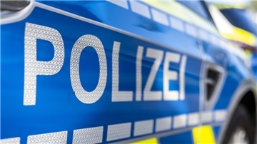 Ein Einsatzfahrzeug der Polizei. In Cuxhaven ist es in der Nacht zum 8. März zu einem Einbruch in Cuxhaven gekommen. Die Täter stahlen Kupferschienen aus einem Betrieb. Die Polizei bittet um Zeugenhinweise.
