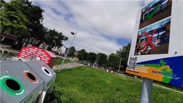 Bei den Glascontainern am Nordenhamer Bahnhof steht ein neues Schild.