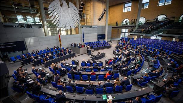 Stärkstes Plus seit 1995: Bundestagsdiäten steigen Eine 2014 beschlossene automatische Kopplung mit dem Nominallohnindex beschert den Bundestagabgeordneten eine Diätenerhöhung von 6% in diesem Jahr.